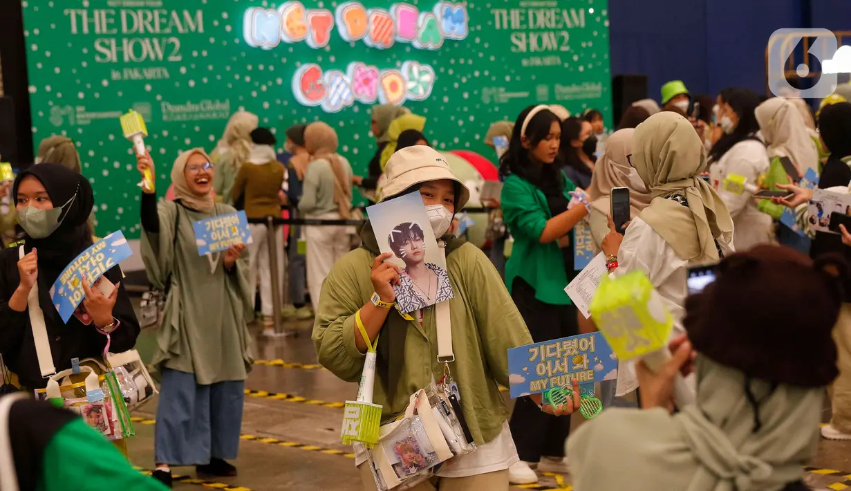 Para penggemar NCT Dream saat memasuki area konser hari pertama "The Dream Show 2: In A Dream" di ICE BSD, Tangerang, Sabtu (4/3/2023). Kali ini pihak promotor yaitu Dyandra Global Edutainment telah mengerahkan lebih dari 1.000 petugas keamaan serta menambah tenaga medis dari konser sebelumnya pada November lalu di lokasi yang sama. (Liputan6.com/Angga Yuniar)