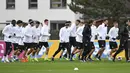 Para pemain timnas Jerman saat melakukan sesi pemanasan pada sesi latihan di Kamen, Jerman (21/03/2017). Jerman akan melawan Inggris pada laga persahabatan di Iduna Park Stadium. (EPA/Friedemann Vogel)