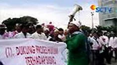 Ratusan orang mendesak Presiden dan Kapolri membebaskan Susno. Sementara sejumlah demonstran lain mendukung Polri menahan Susno.