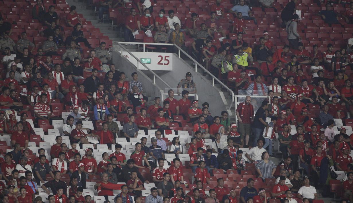 Penonton memberikan dukungan saat laga Kualifikasi Piala Dunia 2022 antara Timnas Indonesia melawan Thailand di SUGBK, Jakarta, Selasa (10/9). Laga berlangsung sepi hanya dihadiri 11.619 penonton. (Bola.com/Vitalis Yogi Trisna)