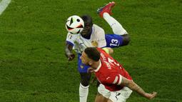 Pemain Prancis, N'Golo Kante (atas) berebut bola dengan pemain Austria, Marko Arnautovic pada laga Grup D Euro 2024 di Duesseldorf Arena, Duesseldorf, Jerman, Selasa (18/06/2024) WIB. (AP Photo/Hassan Ammar)