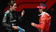 Pemenang sprint, pembalap Mercedes asal Inggris, George Russell (kiri), berbicara dengan pembalap Ferrari asal Monako, Charles Leclerc, setelah balapan sprint menjelang Grand Prix Formula Satu China di Sirkuit Internasional Shanghai di Shanghai pada 14 Maret 2026. (Giok GAO/AFP)