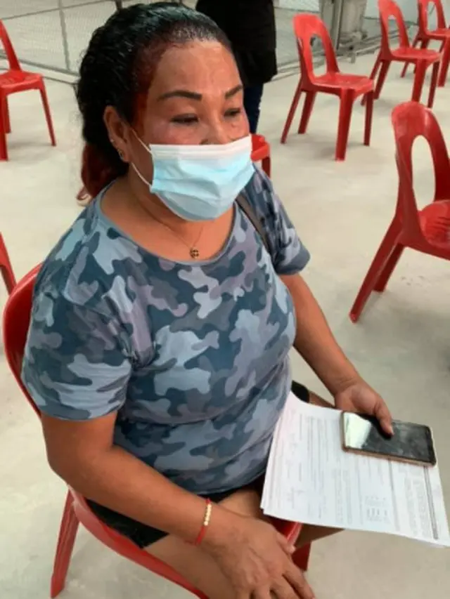 Bikin Ngakak, Ibu Ini Buru-Buru ke Tempat Vaksinasi Covid dengan Rambut Baru Dicat Separuh