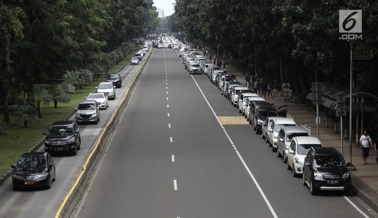 Ratusan mobil sopir taksi online terparkir di Jalan Medan Merdeka Barat, Jakarta, Rabu (14/2). Mereka menolak Permenhub Nomor 108 Tentang Penyelenggaraan Angkutan Orang Dengan Kendaraan Bermotor Umum Tidak Dalam Trayek. (Liputan6.com/Arya Manggala)