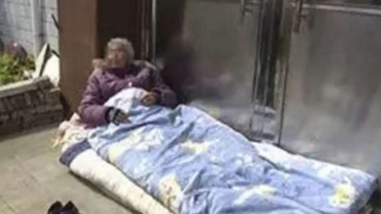 Tak Mau Serahkan Tunjangan Pensiun, Anak Usir Ibu Tidur di Luar