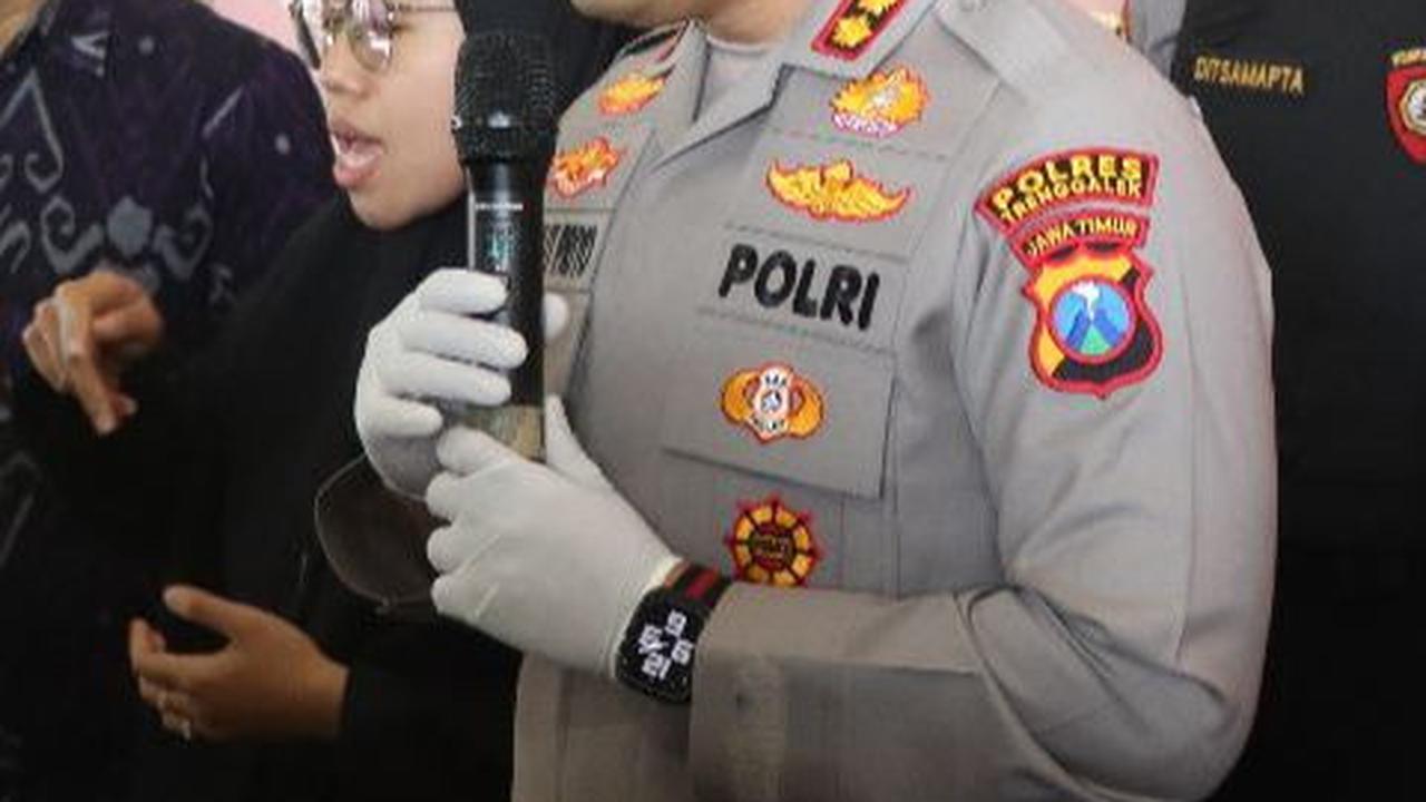 Selain mengamankan kedua pelaku, polisi juga mengamankan sejumlah barang bukti.