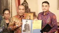 Deputi Bidang Pengkajian dan Materi BPIP Surahno bersama Dewan Pembina Yayasan Mahendradatta, Dr. Shri I Gusti Ngurah Arya Wedakarna MWS III dalam acara Kajian Kajian Materi Pancasila bagi Perguruan Tinggi Dalam Merdeka Belajar Kampus Merdeka (MBKM) untuk Civitas Akademika Universitas Mahendradatta. (Istimewa)