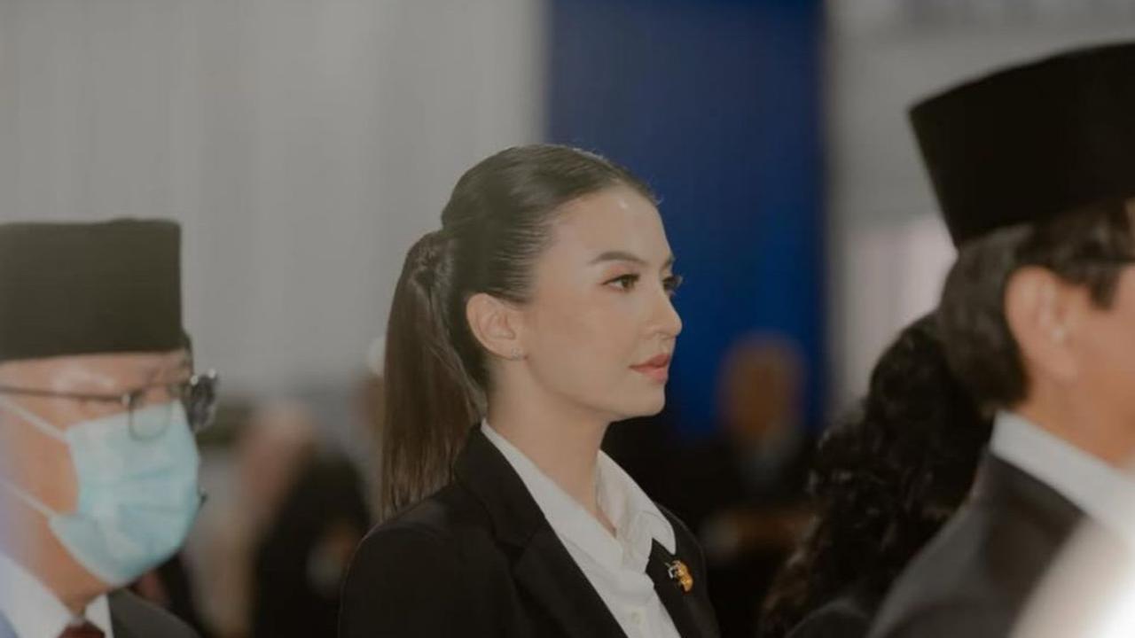 Pakai Asesoris Bros Emas, Raline Shah Tampil Anggun di Pelantikan Staf Khusus Komdigi