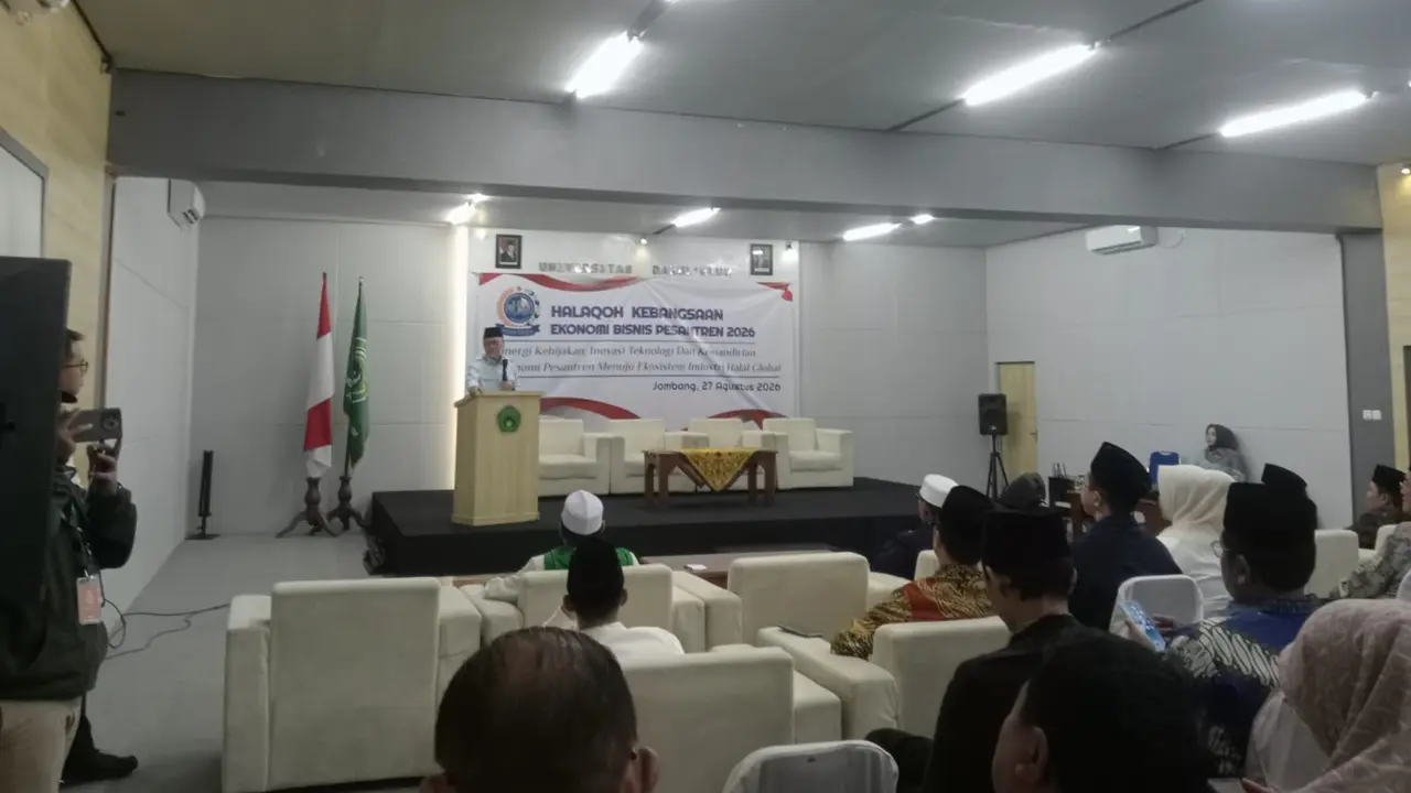 Menteri Koordinator Bidang Pangan Zulkifli Hasan (Zulhas) saat menghadiri Halaqah Kebangsaan Ekonomi Bisnis Pesantren 2026 di Aula Universitas Darul Ulum (Undar).  (Liputan6.com/Ahmad Adirin)