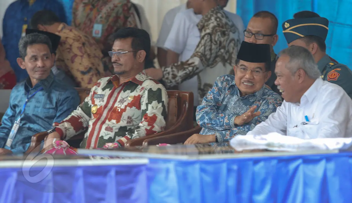 Wakil Presiden Jusuf Kalla (kedua kanan) berbincang dengan Menteri PU dan Perumahan Rakyat, Basuki Hadimuljono (kanan) saat peresmian Menara Iqra di Universitas Muhammadiyah Makassar, Minggu (7/5/2015). (Liputan6.com/Faizal Fanani)