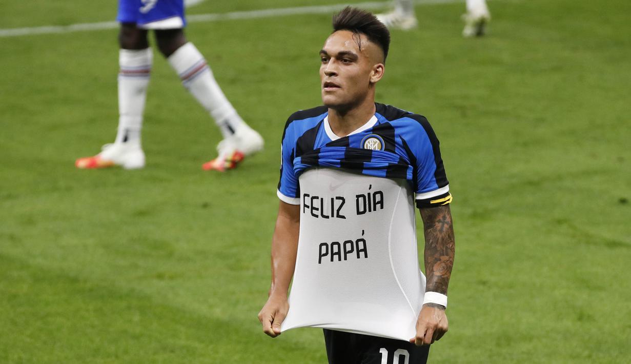 Striker Inter Milan, Lautaro Martinez, melakukan selebrasi usai membobol gawang Sampdoria pada laga Serie A di Stadion Giuesepe Meazza, Minggu (21/6/2020). Inter Milan menang 2-1 atas Sampdoria. (AP/Antonio Calanni)