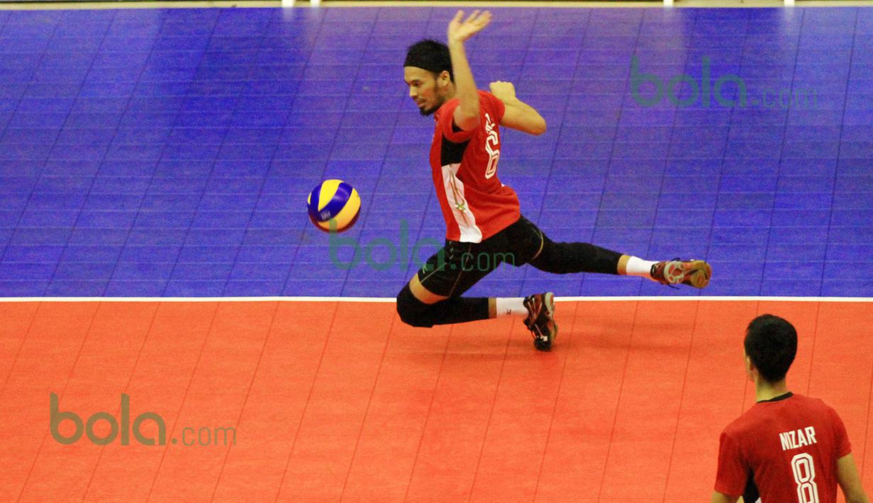 Pemain Surabaya Samator, Mirza Pratama, gagal mengantisipasi bola dari pemain Palembang Bank Sumsel Babel pada putaran pertama Proliga 2016 di GOR Ken Arok, Malang, Sabtu (20/2/2016). (Bola.com/Nicklas Hanoatubun)