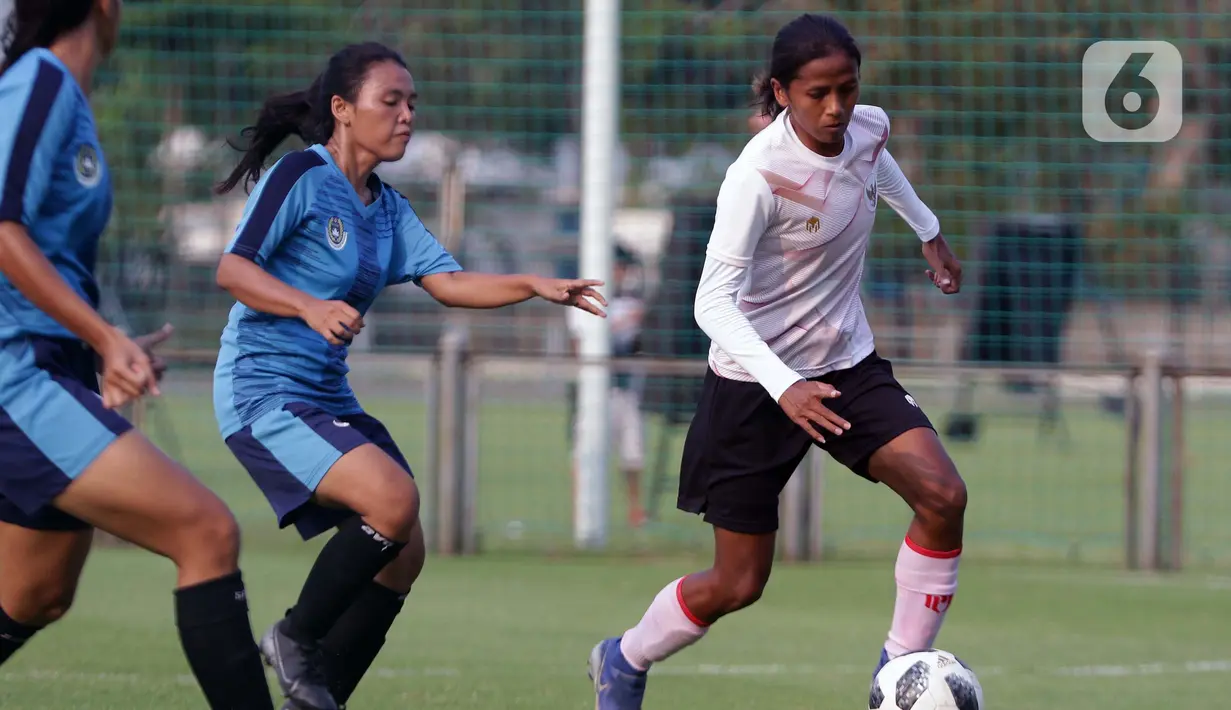 Pesepak bola timnas putri Indonesia saat melakoni internal game dengan Bina Putra FC di Lapangan D, Kompleks Gelora Bung Karno, Senayan, Jakarta, Rabu (17/3/2021). Latihan tersebut persiapan laga ajang SEA Games 2021 Vietnam. (Liputan6.com/Helmi Fithriansyah)