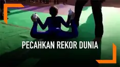Seorang gadis berusia 10 tahun memecahkan dua rekor dunia. Rekor tersebut ia dapatkan dari aksi menggelinding dengan pose yoga Dhanurasana.
