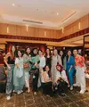 Kembali kumpul, Geng Cendol tidak hanya arisan sebagai aktivitas wajib. Ajang kumpul kali ini dalam rangka support toko kue Ashanty dan nobar film baru Wulan Guritno. Seperti apa tampilannya? [@ramadhaniabakrie]
