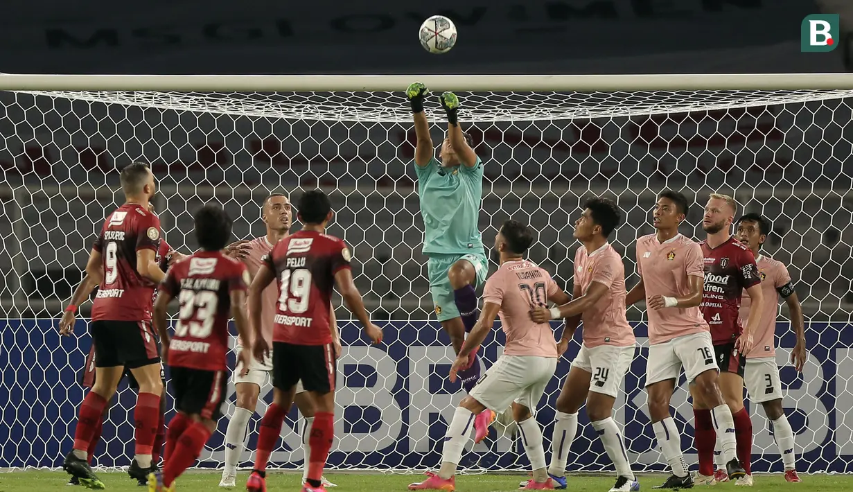 Kiper Persik Kediri Dikri Yusron menghalau bola dalam laga pembukaan BRI Liga 1 2021/2022 antara Bali United melawan Persik Kediri di Stadion Utama Gelora Bung Karno, Jumat (27/8/2021). (Foto: Bola.com/Ikhwan Yanuar)