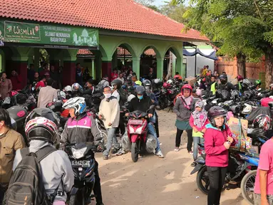 Sejumlah pemudik berhenti untuk beristirahat di sebuah mesjid di kawasan Arjawinangun, Cirebon, Jawa Barat, Rabu (15/7/2015). Banyak pemudik melakukan aktivitas seperti salat, mengaji, tidur dll di mesjid tersebut. (Liputan6.com/Herman Zakharia)