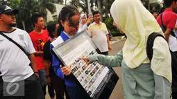 Duta cilik anti narkoba BNNP memberikan penjelasan jenis-jenis narkoba di CFD, Jakarta, Minggu (5/2). Soasialisi tersebut dilakukan untuk memberikan pengetahuan kepada masyarakat jenis narkoba dan bahaya narkoba. (Liputan6.com/Angga Yuniar)