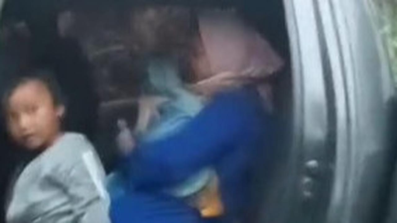 Aksi Heroik Polisi Evakuasi Ibu Baru Melahirkan & Bayinya yang Terjebak di Kemacetan Panjang Longsor Garut