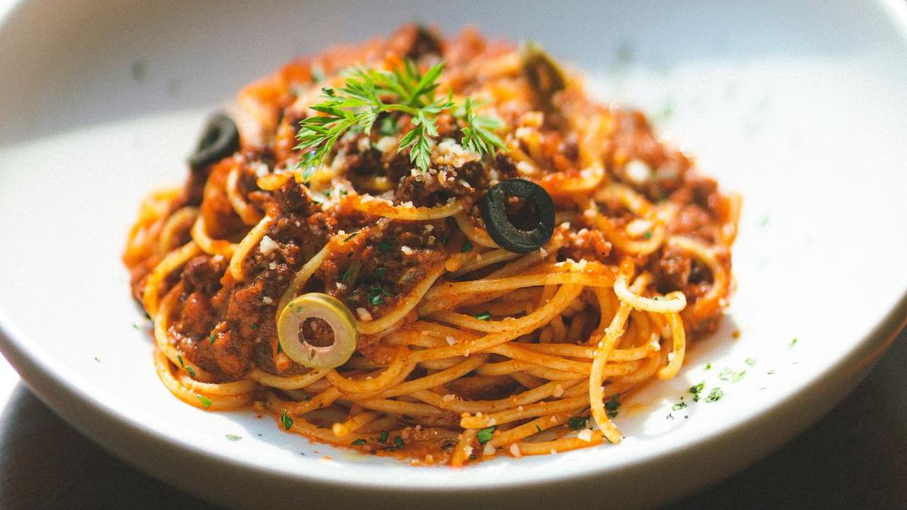 Selain menyantapnya di restoran, Anda juga bisa membuat aneka resep spaghetti lezat di rumah. Ya, masakan yang satu ini tergolong mudah untuk dibuat. Bahan-bahannya pun mudah didapat di supermarket.