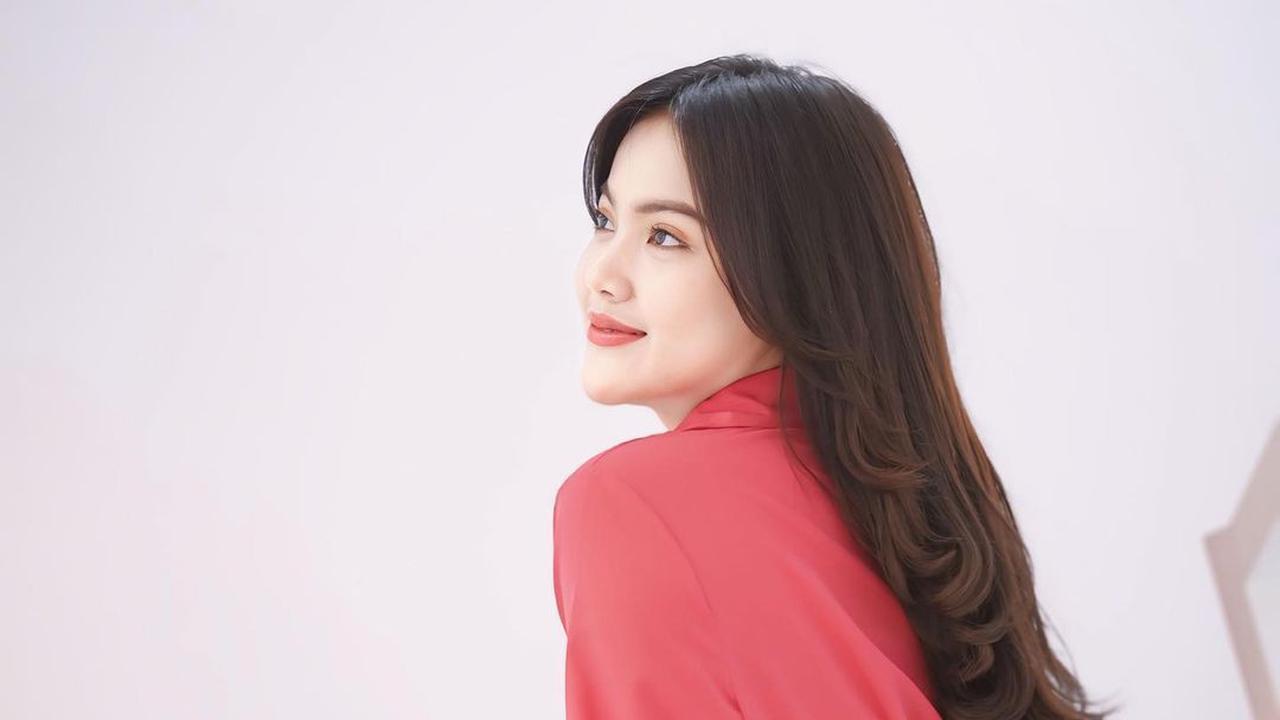 Potret Cantik Dinda Teratu, Penyanyi Dangdut yang Terkenal Lewat Lagu 'Gara-Gara Sebotol'