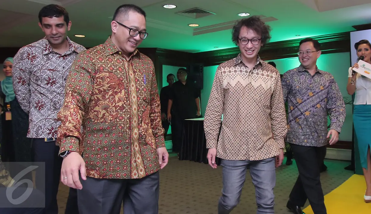 Presdir & CEO Indosat Ooredoo Alexander Rusli (kedua kiri), CEO Mataharimall.com Hadi Wenas (kedua kanan) saat peluncuran aplikasi Dompetku+, Jakarta (14/3). Aplikasi untuk berbagai transaksi online dan pengiriman uang online. (Liputan6.com/Angga Yuniar)