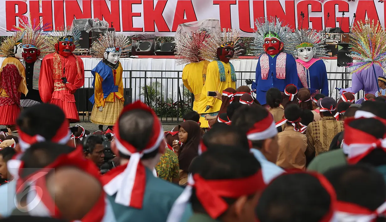 Pementasan ondel-ondel memeriahkan acara Nusantara Bersatu di Monas, Jakarta, Rabu (30/11). Acara Nusantara Bersatu digagas oleh Panglima TNI Jenderal TNI Gatot Nurmantyo dalam rangka memperkokoh rasa persatuan dan kesatuan. (Liputan6.com/Johan Tallo)