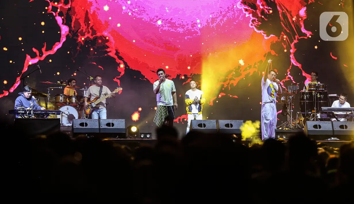 Ada satu momen di mana Kahitna mengenang mendiang Carlo Saba, vokalis Kahitna yang meninggal dunia beberapa waktu lalu. Mereka kemudian menyanyikan lagu Untukku. (Liputan6.com/Johan Tallo)