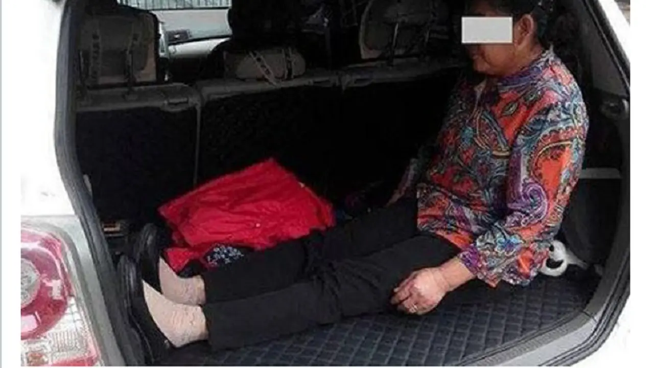Anak Suruh Ibu Lansia Duduk di Bagasi Mobil 