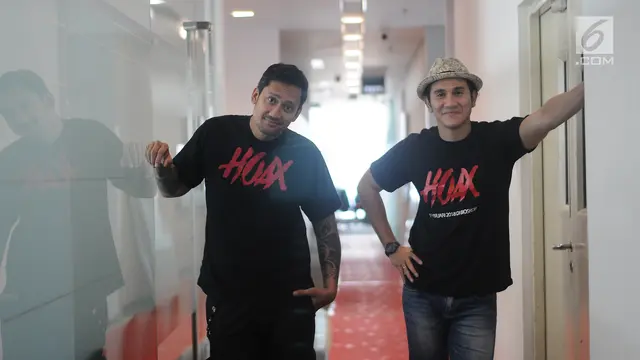 Adu Ganteng Tora Sudiro dan Vino Bastian, Dua Pemeran Film Hoax