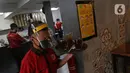 Pramusaji membawakan minuman pelanggan di restoran Bebek Kaleyo, Kemanggisan, Jakarta, Senin (12/10/2020). Pada penerapan kembali masa PSBB Transisi Jakarta, restoran dan cafe diperbolehkan melakukan pelayanan makan di tempat dengan protokol kesehatan yang ketat. (Liputan6.com/Herman Zakharia)