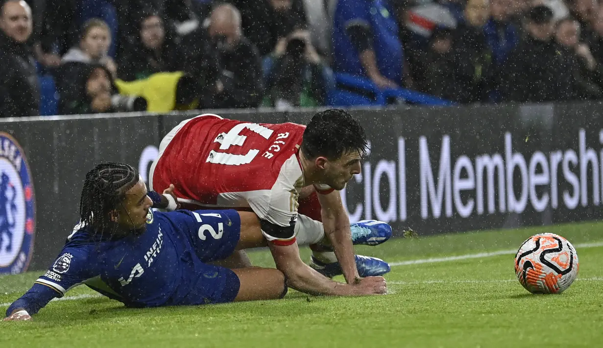 Akan tetapi, Arsenal bisa membalas lewat gol-gol Declan Rice menit 77 dan pemain pengganti Leandro Trossard menit 84. (JUSTIN TALLIS / AFP)