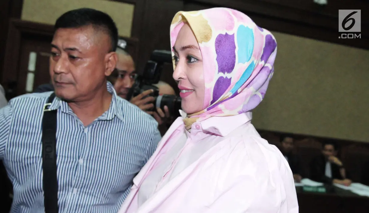 Angelina Sondakh usai menjadi saksi kasus dugaan korupsi alkes RS Khusus Pendidikan Kedokteran di Universitas Udayana dan kasus proyek Wisma Atlet Palembang di Pengadilan Tipikor, Jakarta (30/8). (Liputan6.com/Helmi Afandi)