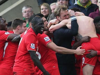 Pemain dan pelatih Liverpool, Jurgen Klopp, merayakan gol kemenangan yang dicetak Adam Lallana ke gawang Norwich pada laga Liga Inggris di Stadion Carrow Road, Inggris, Sabtu (23/1/2016). The Reds berhasil menang 5-4 atas Norwich. (AFP/Alex Morton)