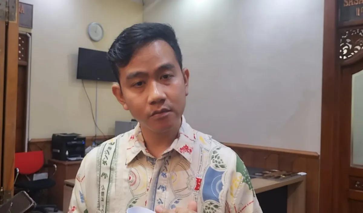 Gibran mengaku tidak tersinggung dengan adanya plesetan itu. Alasannya, peninjauan kembali batasan umur capres dan cawapres, lanjut dia, bukan menjadi kewenangan dirinya.<br>