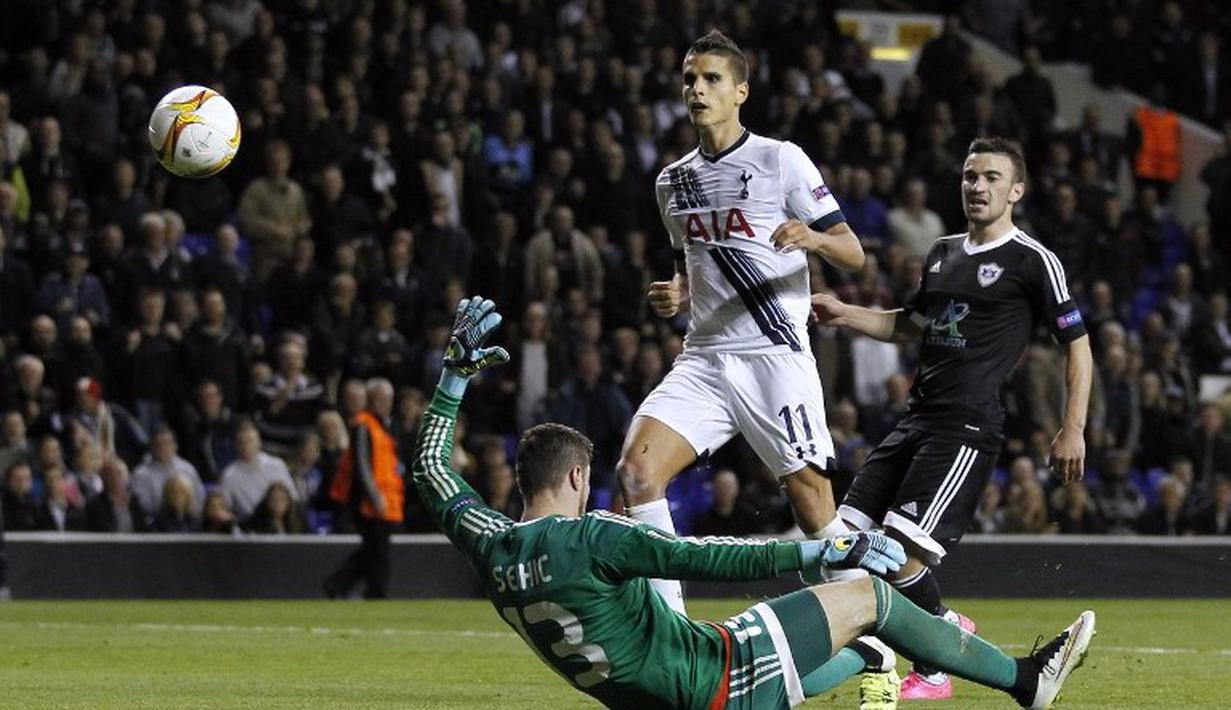 Erik Lamela menaklukkan kiper Qarabag untuk mencetak gol ketiga Spurs di laga Grup J Liga Europa, Jumat (18/9/2015) dini hari WIB. (AFP Photo/Ian Kington)