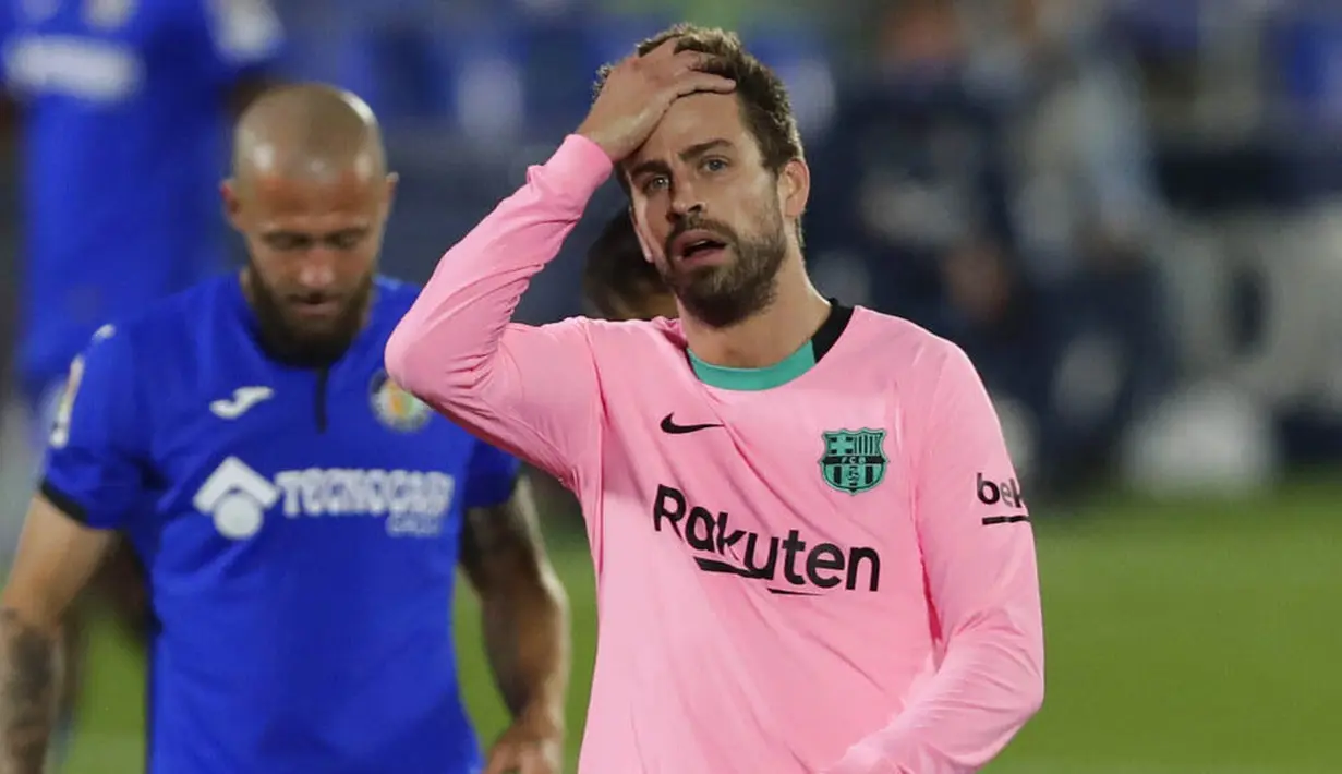 Bek Barcelona, Gerard Pique, tampak kecewa usai ditaklukkan Getafe pada laga Liga Spanyol di Stadion Coliseum Alfonso Perez, Minggu (18/10/2020). Barcelona takluk dengan skor 1-0. (AP/Manu Fernandez)