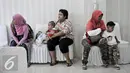 Sejumlah warga menunggu giliran untuk konsultasi dan vaksinasi ulang di RS Polri Kramatjati, Jakarta Timur, Kamis (21/7). RS Polri Kramatjati buka posko pelayan vaksinasi ulang untuk warga. (Liputan6.com/Yoppy Renato)