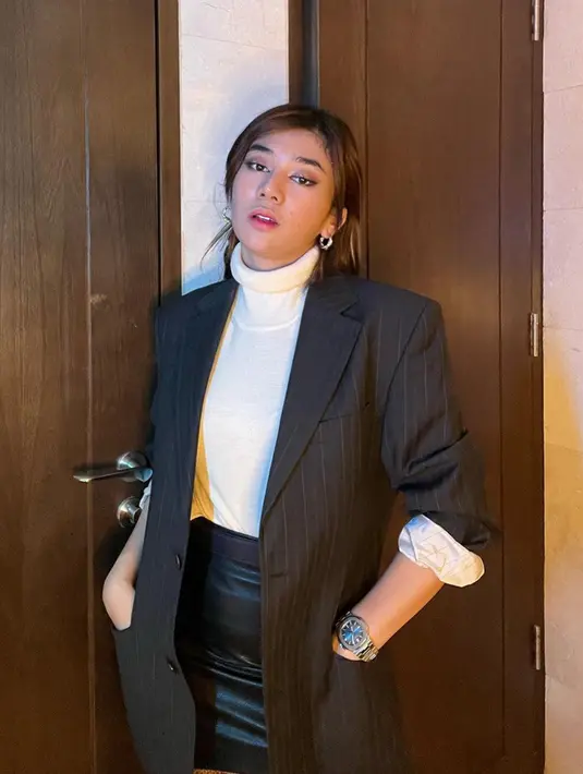 Clara terlihat modis saat memadukan blazer dengan turtle neck berwarna putih. Cukup sering tampil dengan rambut digerai ke depan, kali ini seleb TikTok tersebut tampil dengan rambut digerai kebelakang. (Instagram/@clarashintareal)