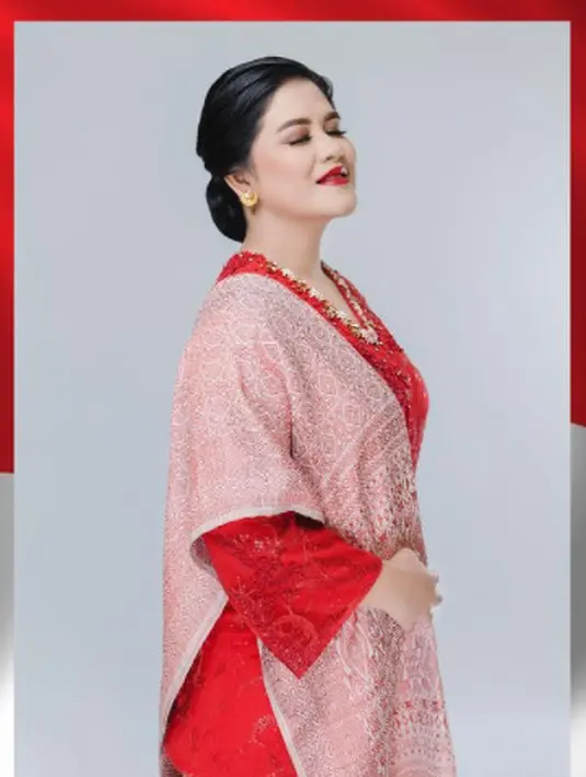 Kebaya kurung merah yang dikenakan Kahiyang Ayu memiliki detail payet di seluruh bagian. Aksen v-neck dengan detail payet yang lebih besar menambah kesan anggun. (instagram/doleytobing)