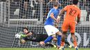 Aksi kiper Italia, Mattia Perin menghalau bola sepakan pemain Belanda pada laga uji coba di Allianz Stadium, Turin, (4/6/2018). Italia dan Belanda bermain imbang 1-1. (Alessandro Di Marco/ANSA via AP)