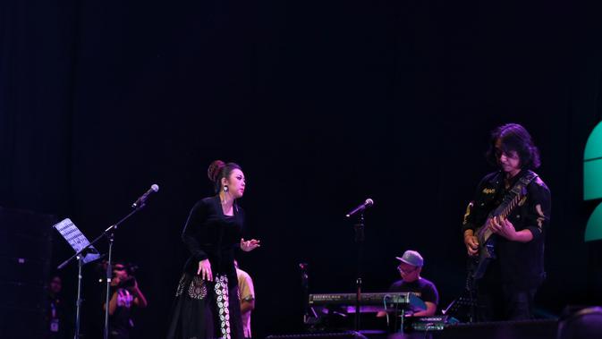 Kolaborasi Dewa Budjana, Soimah dan Mohini Dey panaskan Java Jazz 2019. (Adrian Putra/Fimela.com)
