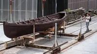 Foto perahu dayung yang terbuat dari coklat sebelum dipakai berlayar. (Sumber: AFP)