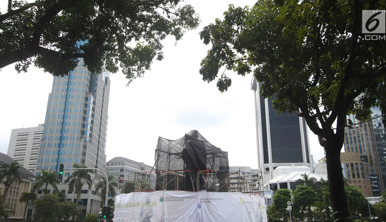 Suasana proses konservasi pada Patung Mohammad Husni Thamrin di Jakarta, Sabtu (25/11). Konservasi dilakukan untuk melestarikan cagar budaya serta merawat patung agar kondisinya tetap baik. (Liputan6.com/Immanuel Antonius)