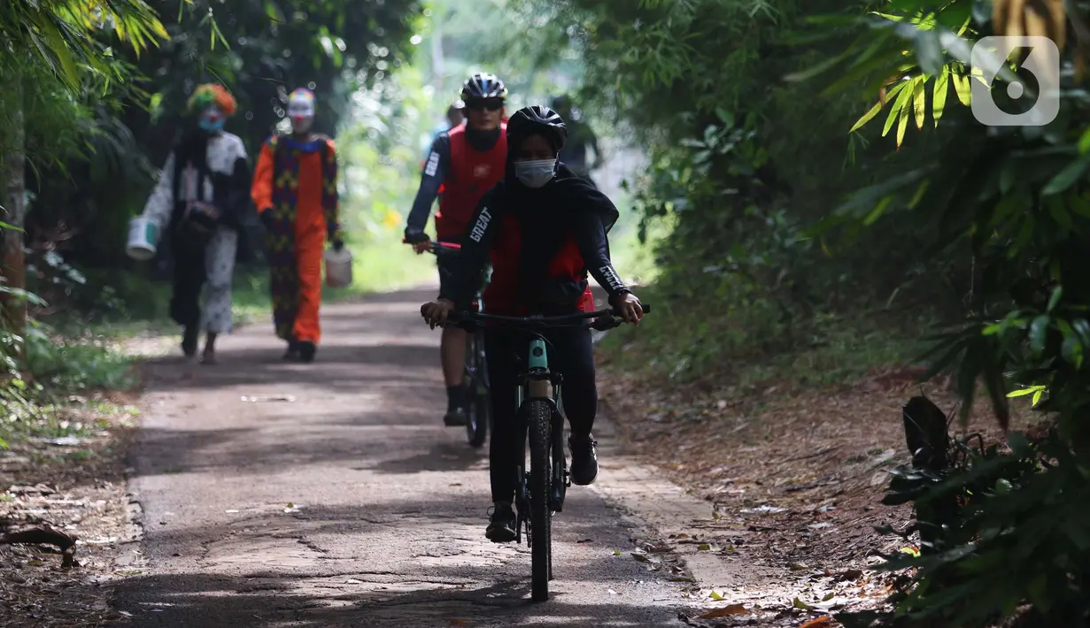 Warga bersepeda di perkampungan di Parigi, Tangerang Selatan, Minggu (24/10/2021). Beresepeda memasukin perkampungan dengan nuansa alam banyak di manfaatkan masyarakat untuk mencari suasana yang asri dan jauh dari keramaian kota. (Liputan6.com/Angga Yuniar)