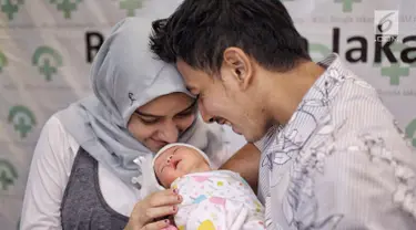 Pasangan Fairuz A Rafiq dan Sonny Septian menunjukkan bayi perempuan mereka di Jakarta, Selasa (22/5). Fairuz melahirkan anak pertama dari pernikahan dengan Sonny Septian pada Senin (21/5). (Liputan6.com/Faizal Fanani)