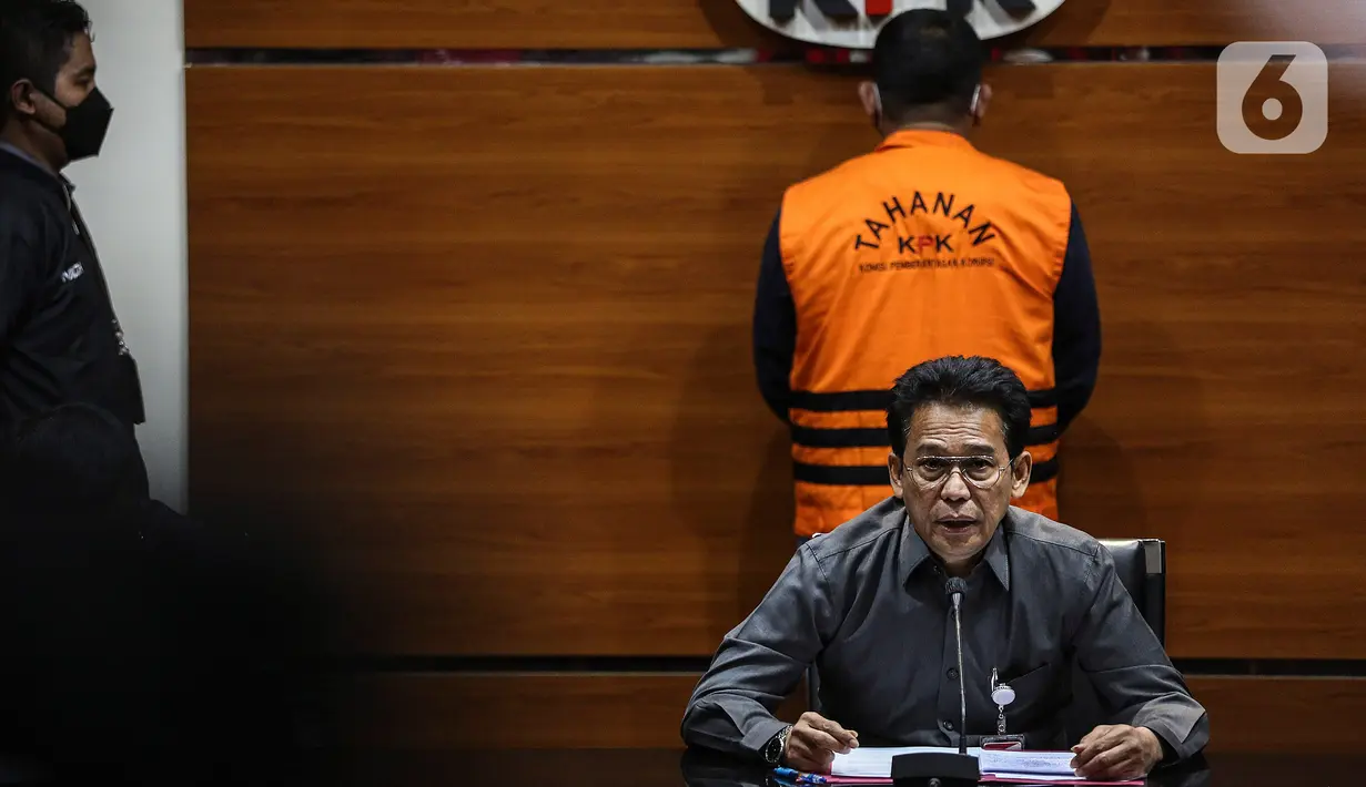 Wakil Ketua KPK Johanis Tanak (Tengah), Deputi Penindakan dan Eksekusi Komisi Pemberantasan Korupsi (KPK) Karyoto (kiri) dan Juru Bicara KPK bidang Pencegahan saat memberikan keterangan pers mengenai penahanan Tersangka mantan Panglima Gerakan Aceh Merdeka (GAM) Izil Azhar atau Ayah Merin di Gedung Merah Putih KPK, Jakarta, Rabu (25/1/2023). pasca ditangkap di Banda Aceh pada Selasa 24 Januari 2023. Izil Azhar yang merupakan orang kepercayaan mantan Gubernur Aceh Irwandi Yusuf, dan sempat masuk dalam Daftar Pencarian Orang (DPO) dan menjadi buronan KPK sejak November 2018, karena diduga menjadi perantara penerima gratifikasi uang "jaminan pengamanan",  dari Board of Management (BOM) PT NS Joint Operation (Nindya Sejati) untuk Gubernur NAD Irwandi Yusuf, terkait proyek pembangunan Dermaga Bongkar pada Kawasan Perdagangan Bebas dan Pelabuhan Bebas Sabang tahun anggaran 2006-2011. (Liputan6.com/Johan Tallo)