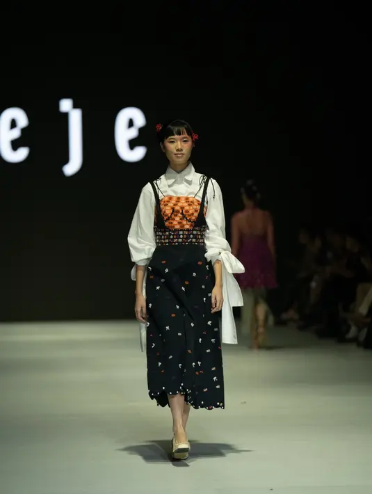 Dedikasi pada proses ketrampilan tangan tercermin dalam setiap detail pakaian, yang dibuat menggunakan teknik tradisional untuk mewujudkan visi Angelita Nurhadi. [Dok/Studio Jeje]