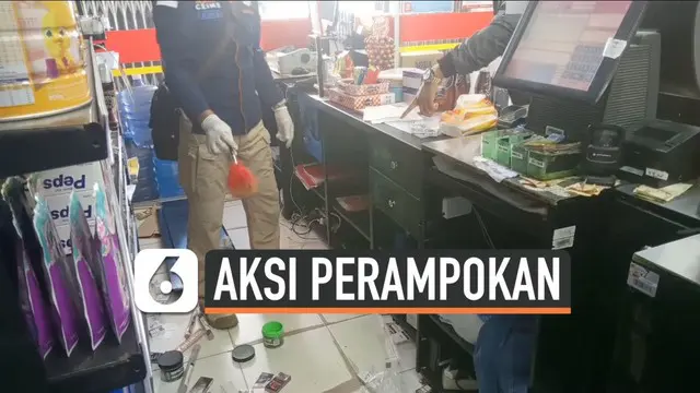 Aksi perampokan di Kubu Raya Kalimantan Barat terekam kamera pengawas  CCTV. Dua pelaku menjebol pintu minimarket dan ambil barang-barang di dalam toko.