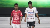 Pemain Bali United, Muhammad Taufiq dan Made Andhika memperkenalkan jersey baru saat peluncuran Liga 1 Indonesia 2018 di Studio 5 Indosiar, Jakarta, Senin (19/3/2018). Liga 1 akan mulai digelar pada Jumat (23/3). (Bola.com/Vitalis Yogi Trisna)